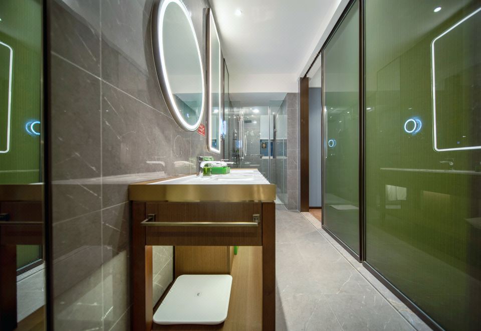 金奢大床房-超宽衞浴（小冰箱+电视投屏）