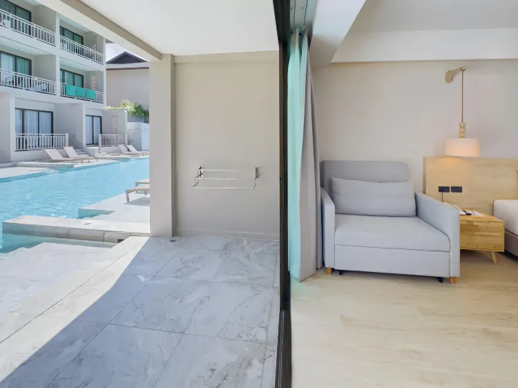 ห้องดีลักซ์ มีทางลงสระว่ายน้ำ