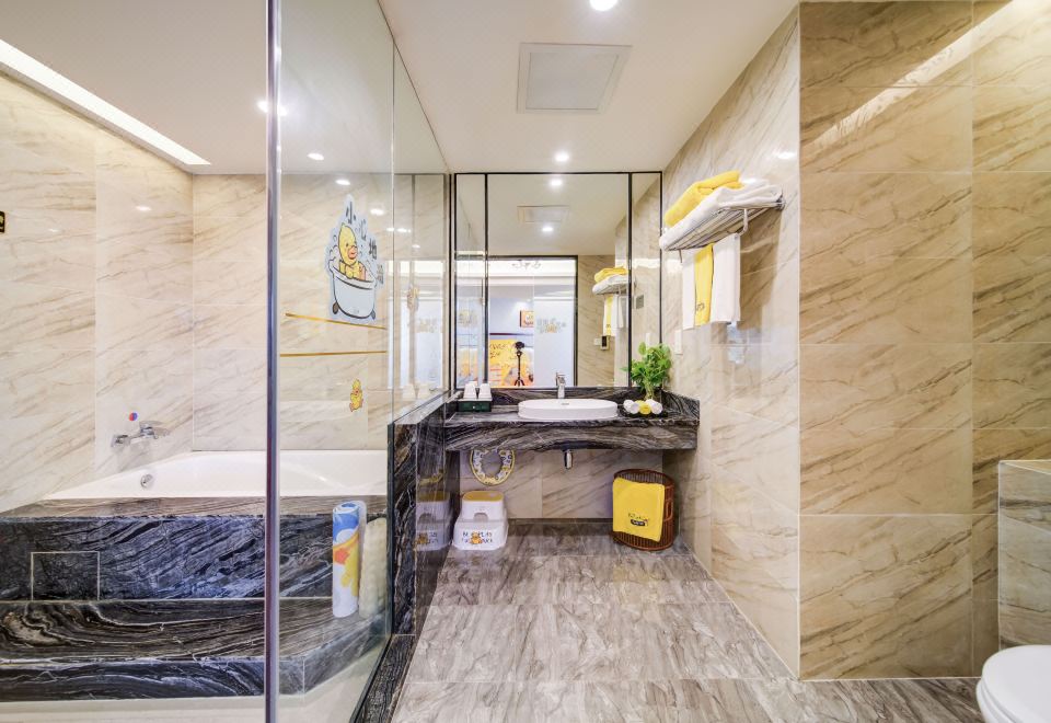 小黄鸭亲子大床房（浴缸+小冰箱）