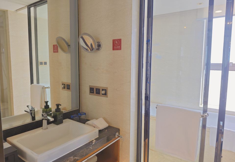 Swiss Grand Nanchang2-bed Room With City View