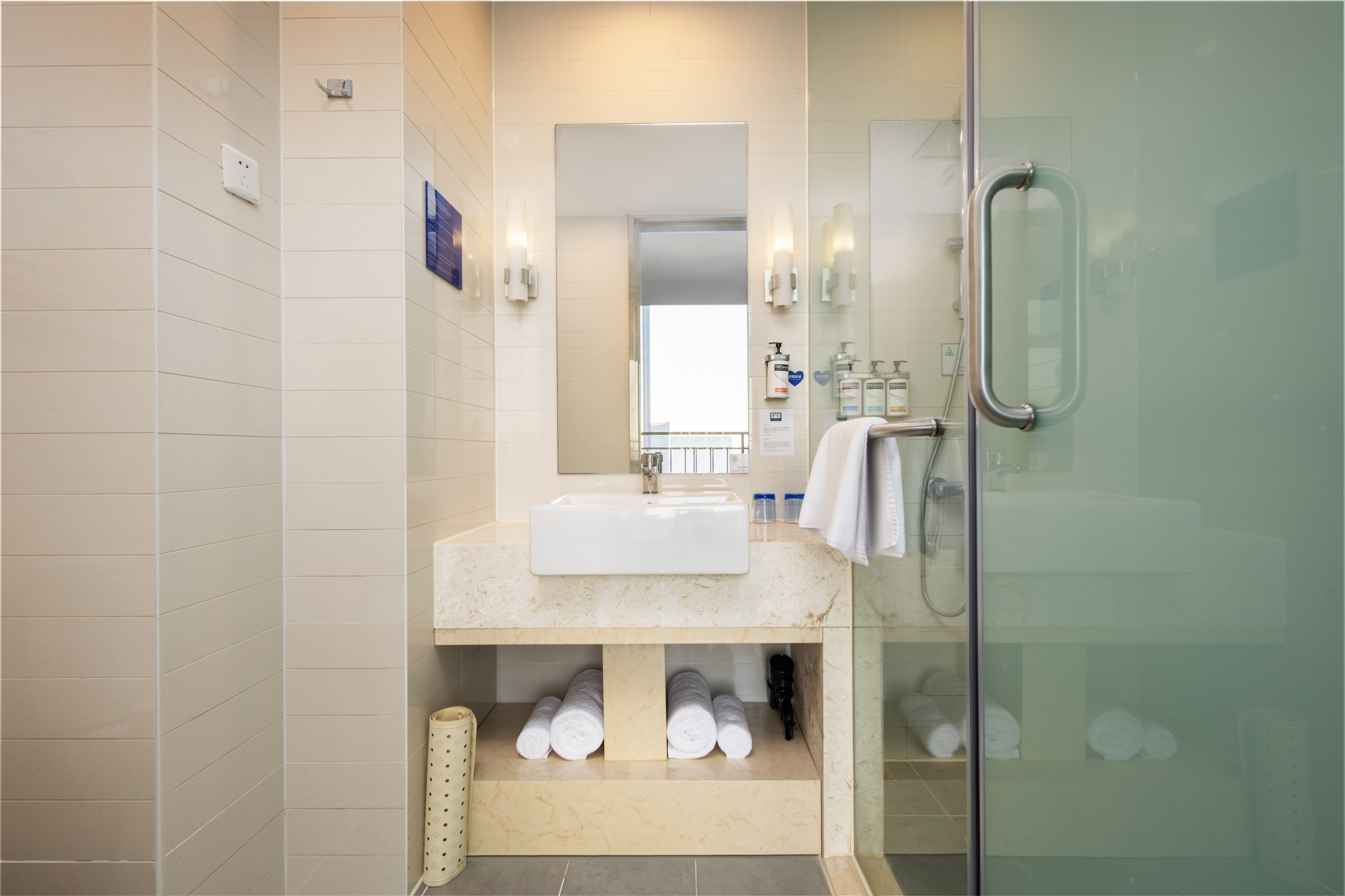 套房特大床额外起居区