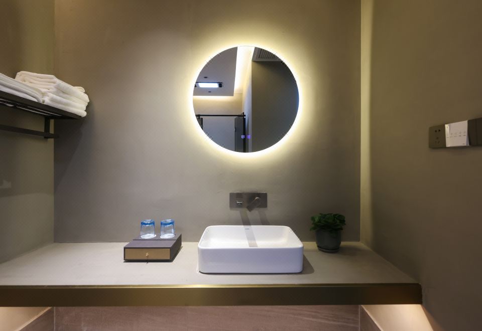 Gengpu Lane · Warm King Room 