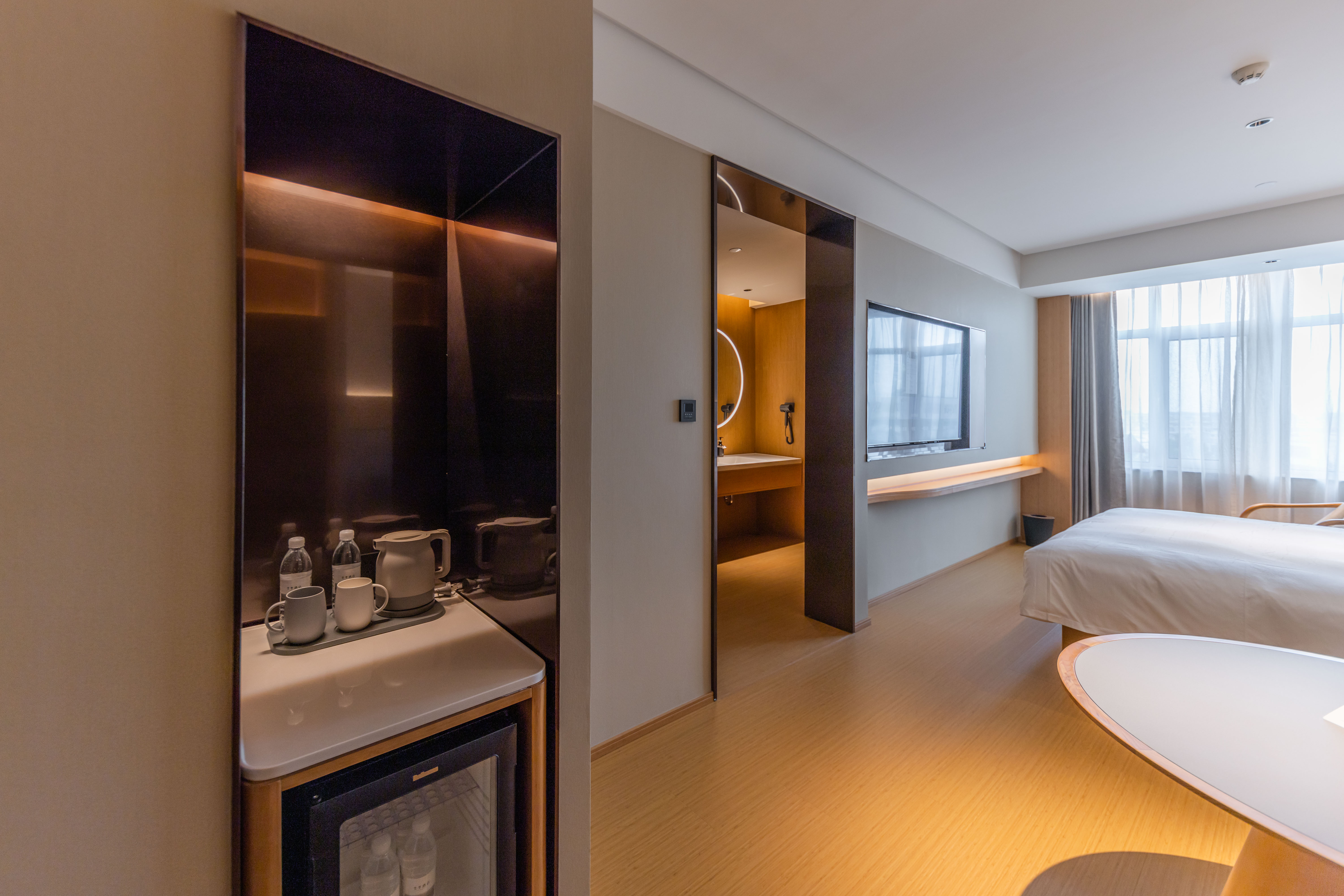 商务大床房【投屏电视+迷你冰箱+休闲茶具+品牌洗护】