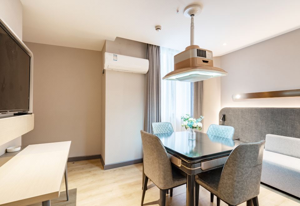 影音套房「樂享一居室+百寸高清巨幕私人影院+SVIP影視暢享+語音客控+棋牌娛樂」