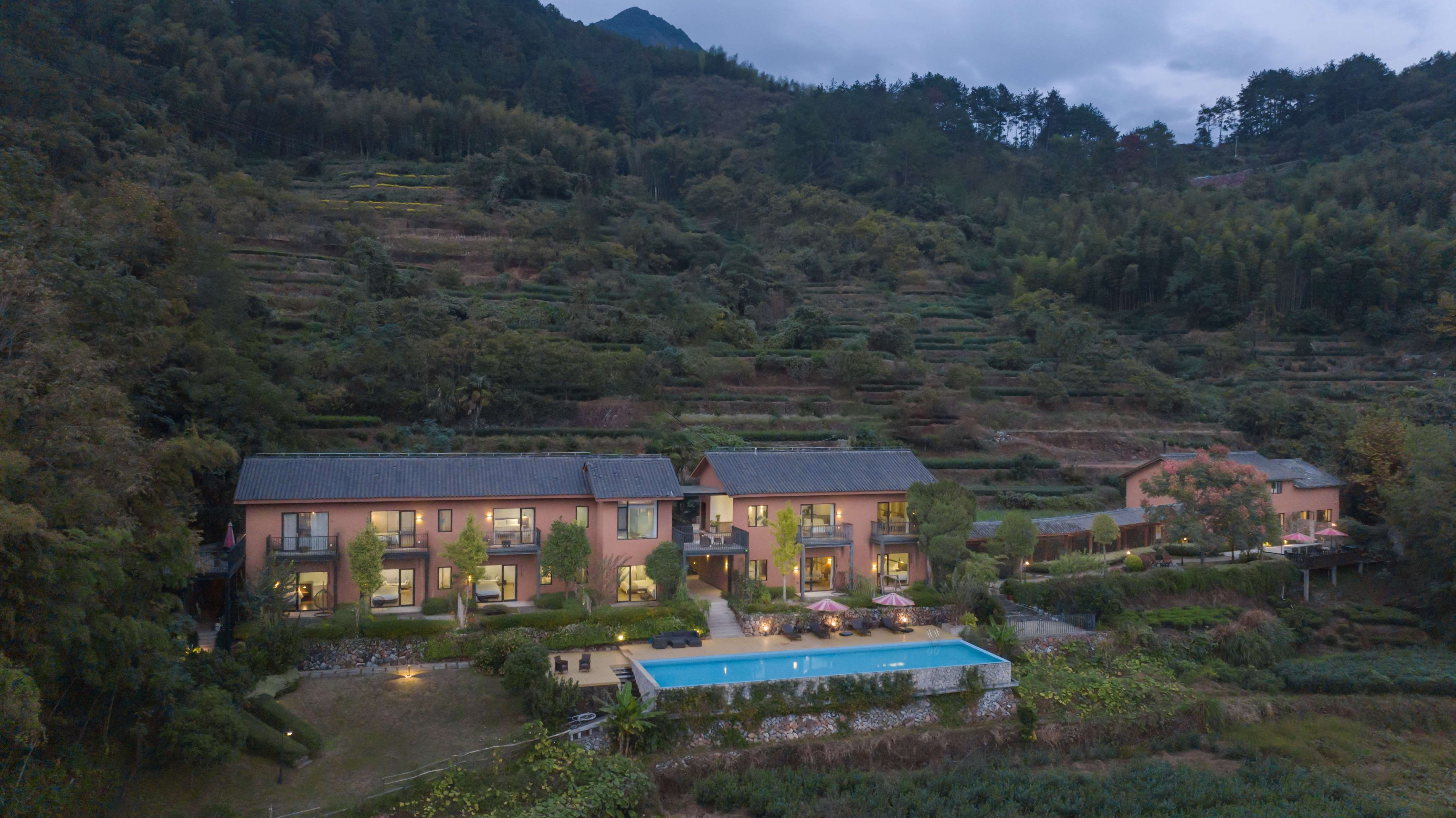 溪云里11房包栋|无边泳池|特色行廊|日光躺椅|休闲酒吧|阳光花园