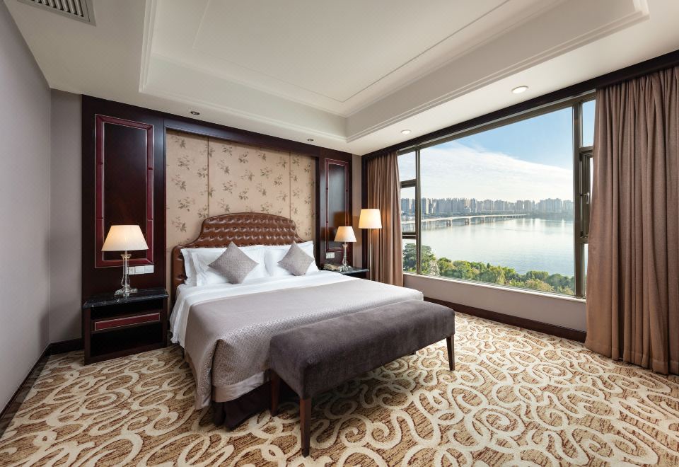 江景商务套房（带沙发、浴缸）