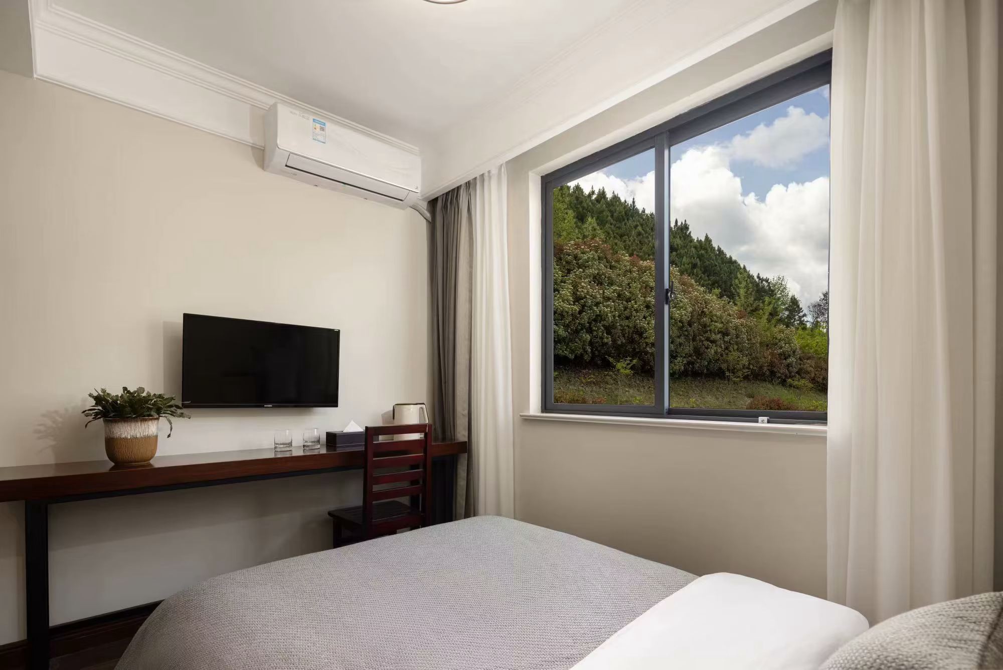 Neo-Chinese Cozy Single Room (High-End Bedding)