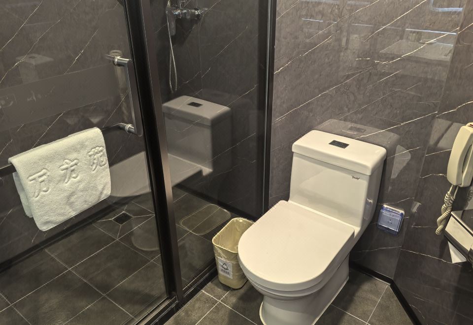 標準商務大床房（保險箱+加濕器+小冰箱）