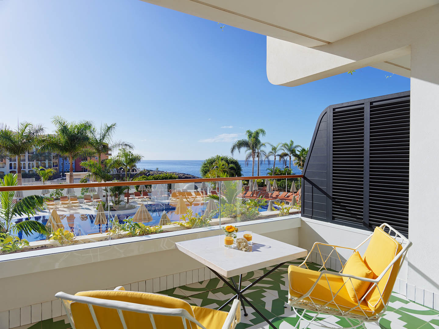 熟悉的泳池景观（1 名成人 + 1 名小童）