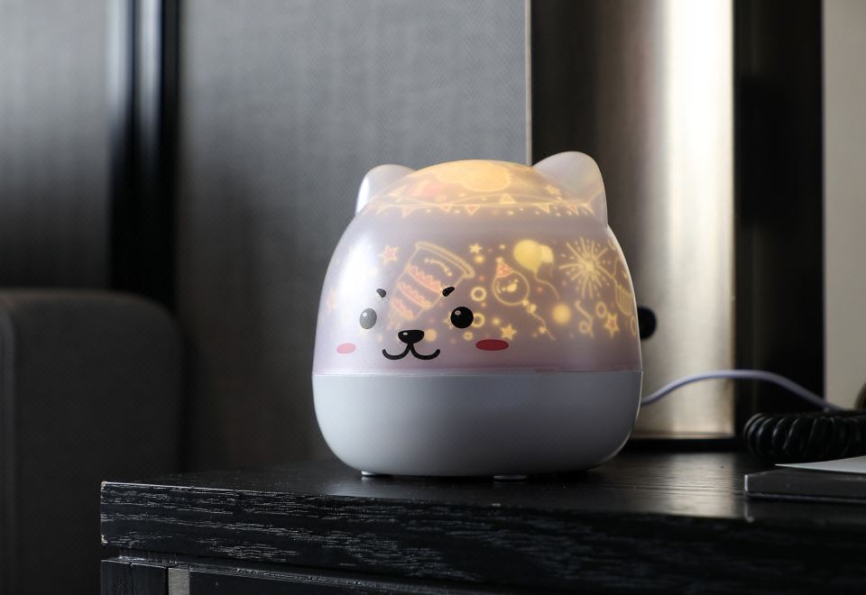 愛麗絲漫游奇境主題親子大床房