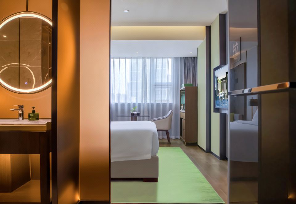 金致大床房（电视投屏+小冰箱+宽大行李架）