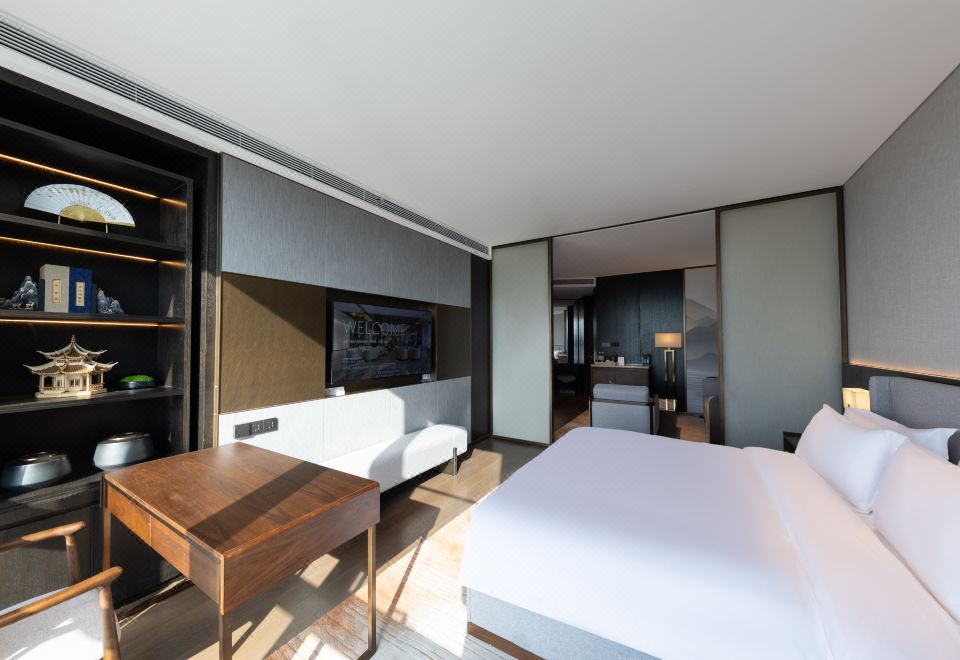 Business Queen Room