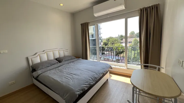 Queen Room With Balcony And Wide Sky View