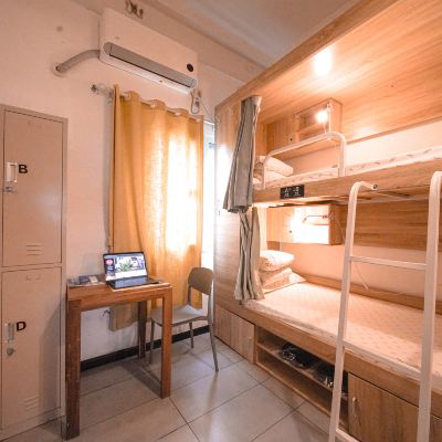 四人床位整間（重温大學時光）（洗漱用品）（獨衞） POSHPACKER拖板鞋青年旅舍旅行酒店（成都太古裏春熙路地鐵站店）優惠