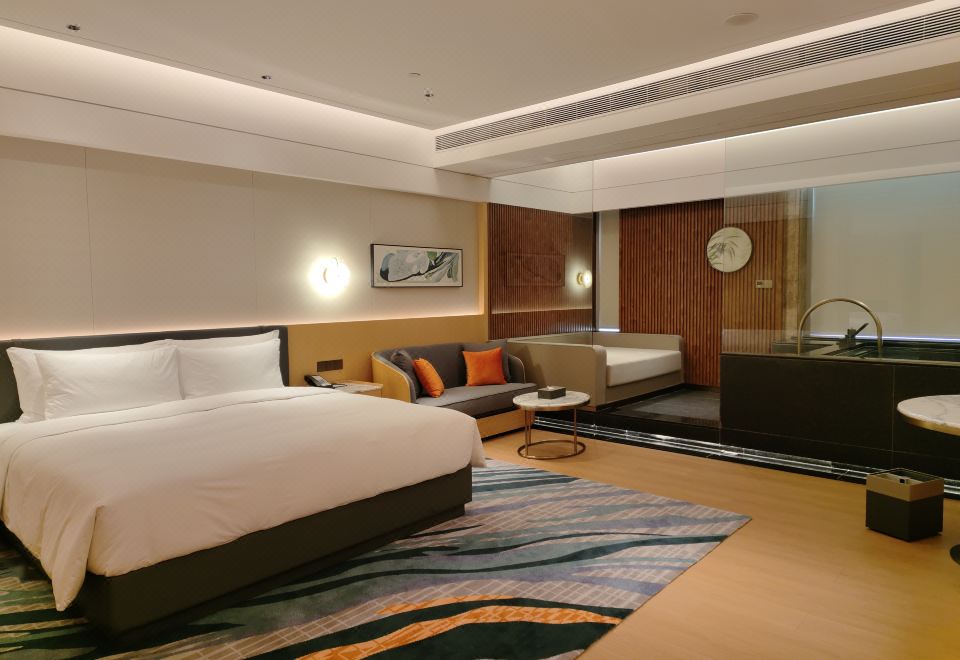 泡池湖景家庭房