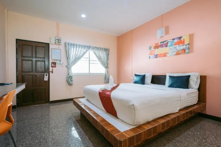 ห้องดีลักซ์ เตียงใหญ่ พร้อมวิวสวน