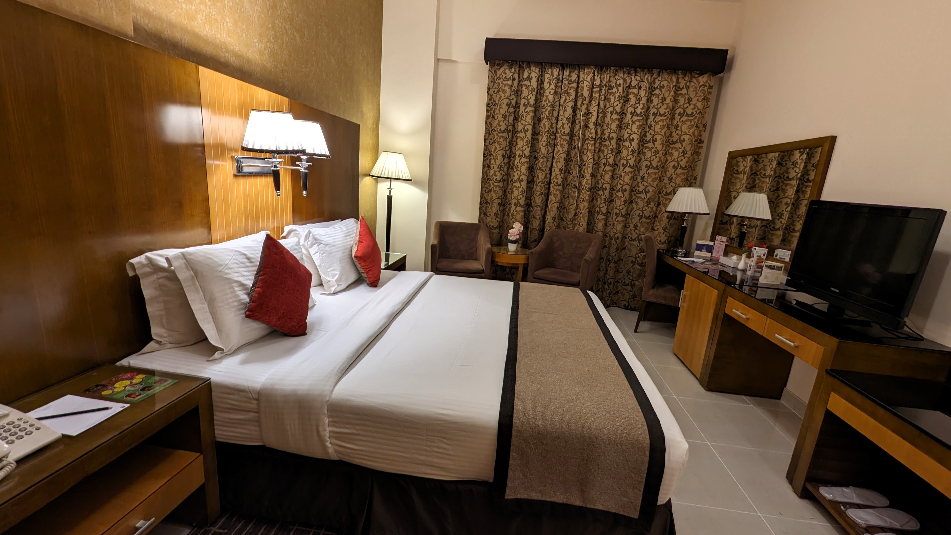 单间特大床或双床房