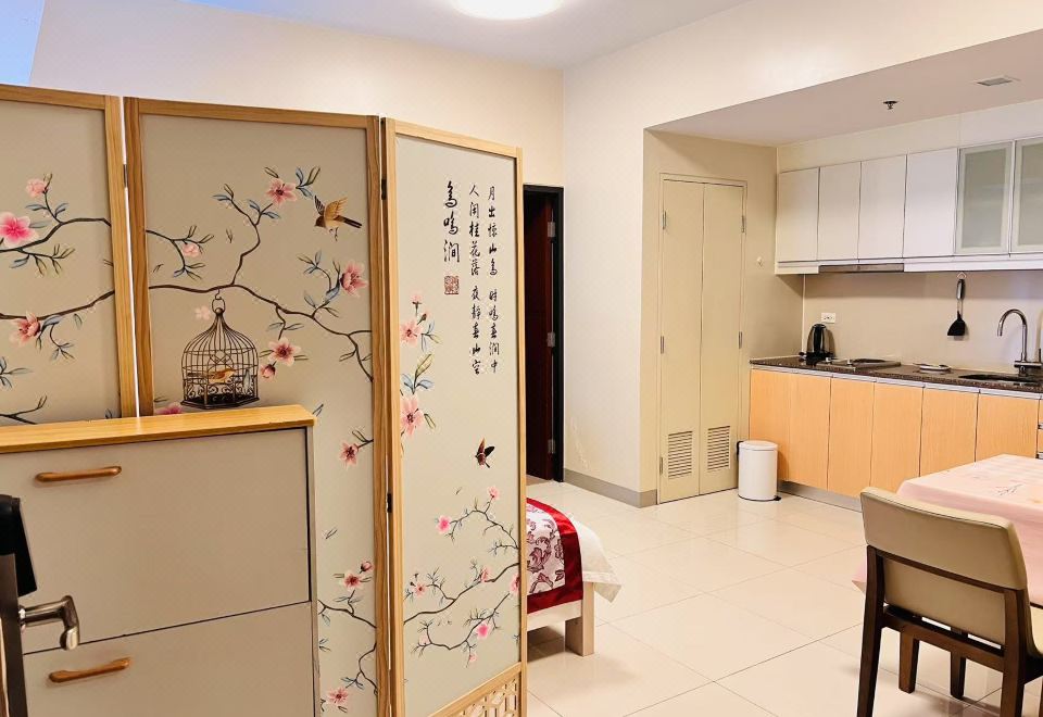 对面是环球君悦酒店（GrandHyattHotel）