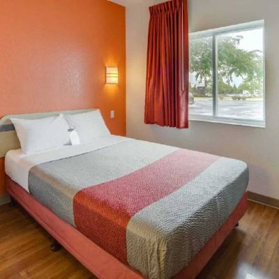 1 Queen Bed | ADA/RI Shower/Non-Smoking Motel 6-Brampton, on - Toronto Promo Code