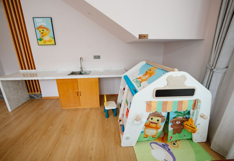 複式雙卧親子別墅（奶龍）|落地窗庭院近景+獨立客廳