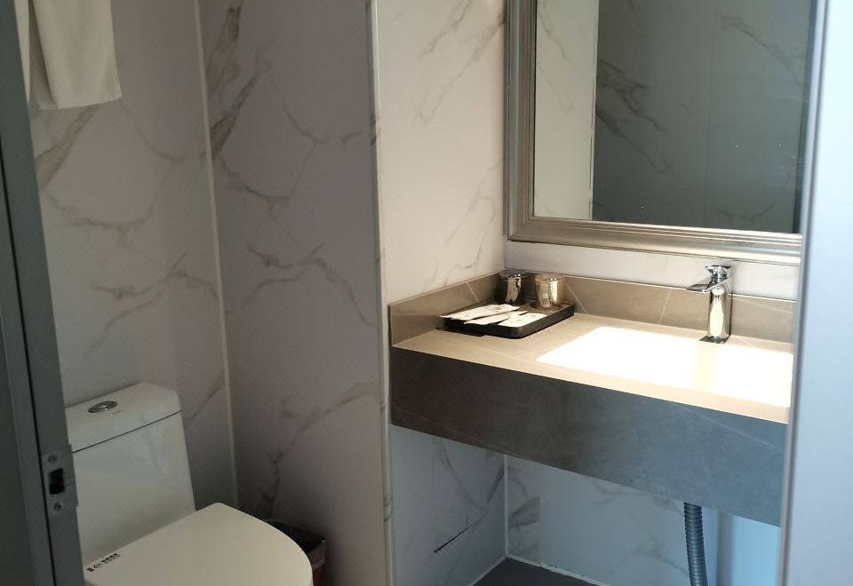 豪華套房（寬敞明亮+零壓床墊+辦公椅子）