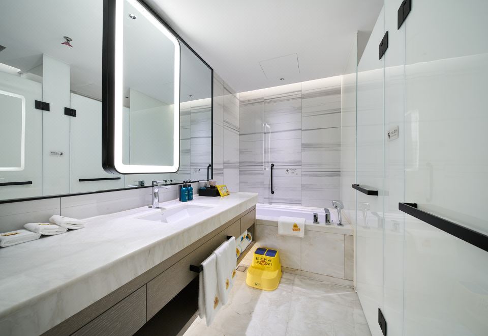 Crowne Plaza Xinghai DalianClassic Yellow Duck Children's Theme Room