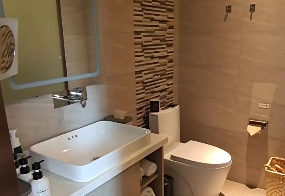 雅致大床房（手机投屏+智能窗帘）