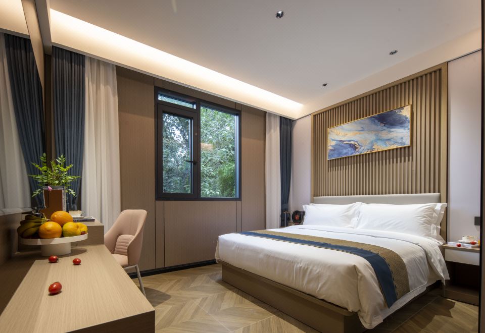 暮雪·投屏观影大床房「院线大片随心看｜深度睡眠乳胶床垫｜可支持手机投屏」