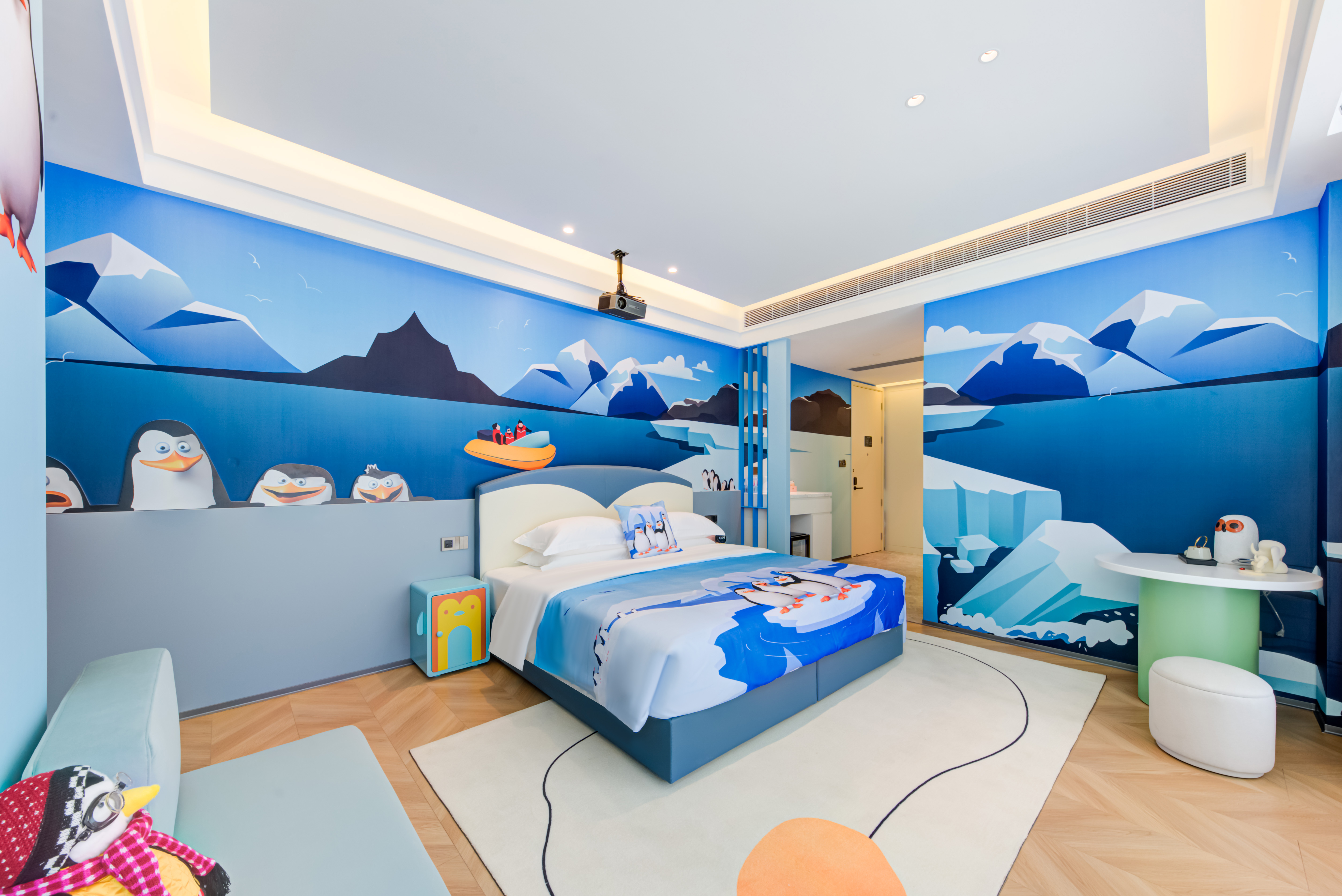 主題萌趣親子三床房【企鵝+小黃鴨】