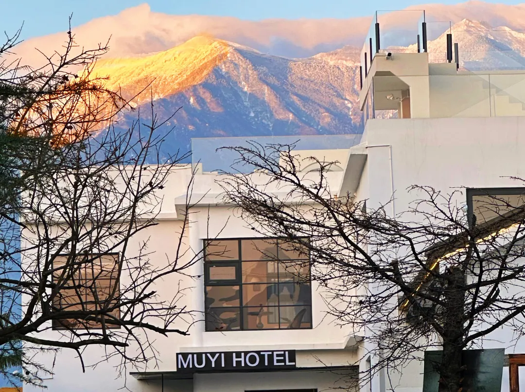 Mu Yi Mu Yi See The Mountains And Wild Luxury Art Vacation - Dali