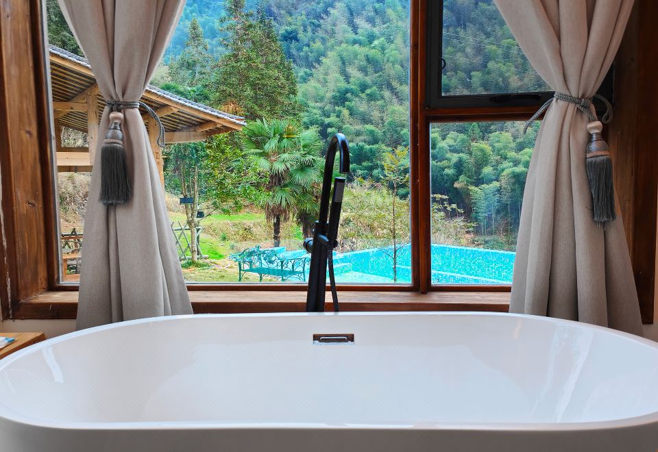 雅坞·行山观景大床房「休闲茶座+轻奢浴缸+泳池景观」