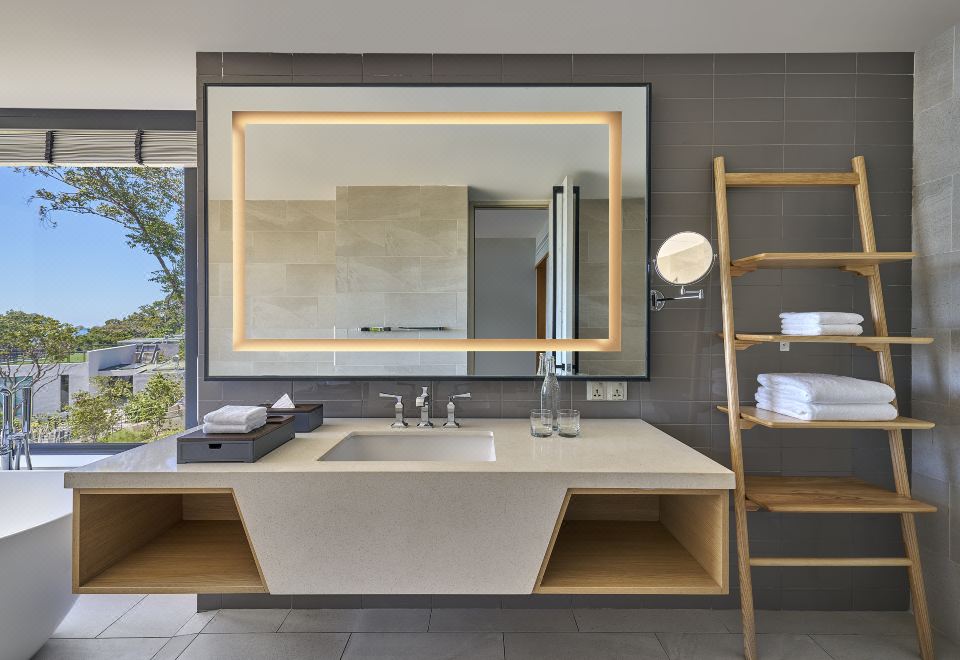 豪华特大床房，局部海景