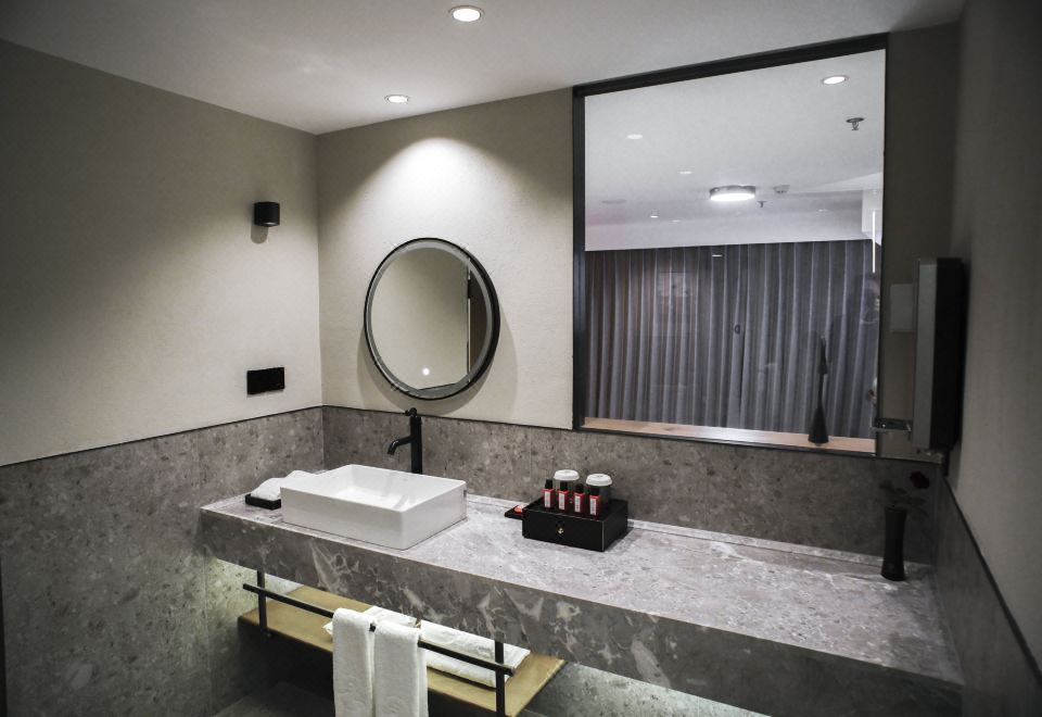 Shadow SPA King Room