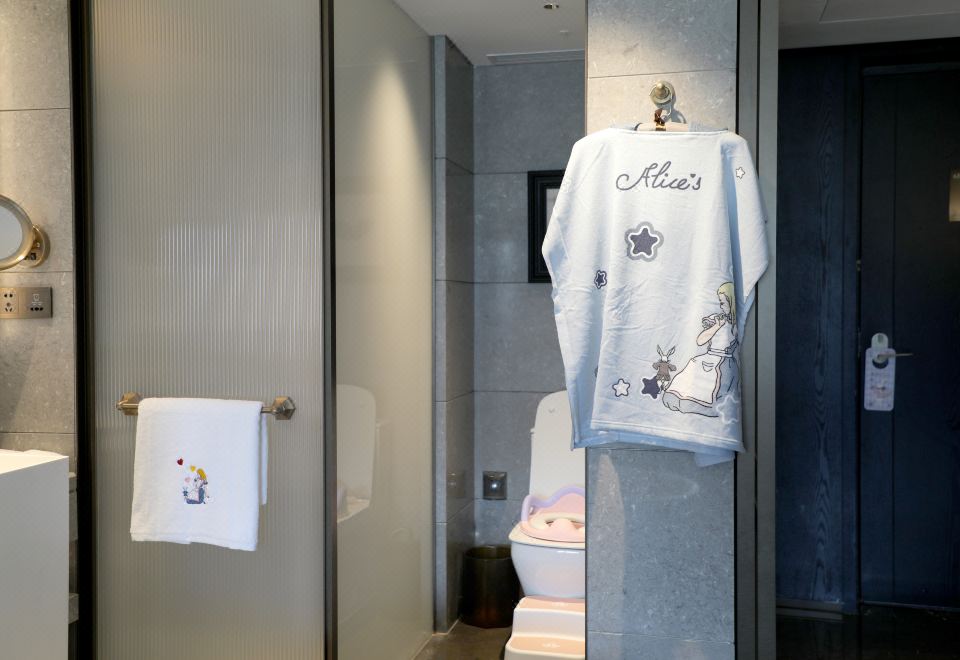 愛麗絲漫游奇境主題親子大床房