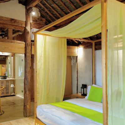 肆觀山景①室一廳大床房【地暖，加濕器，浴缸】 雞足山瓦築·國子監精品民宿優惠