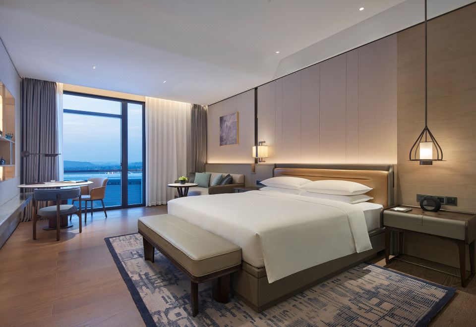 嘉宾轩空港景客房（大床）（智能投屏+机场景观落地窗）