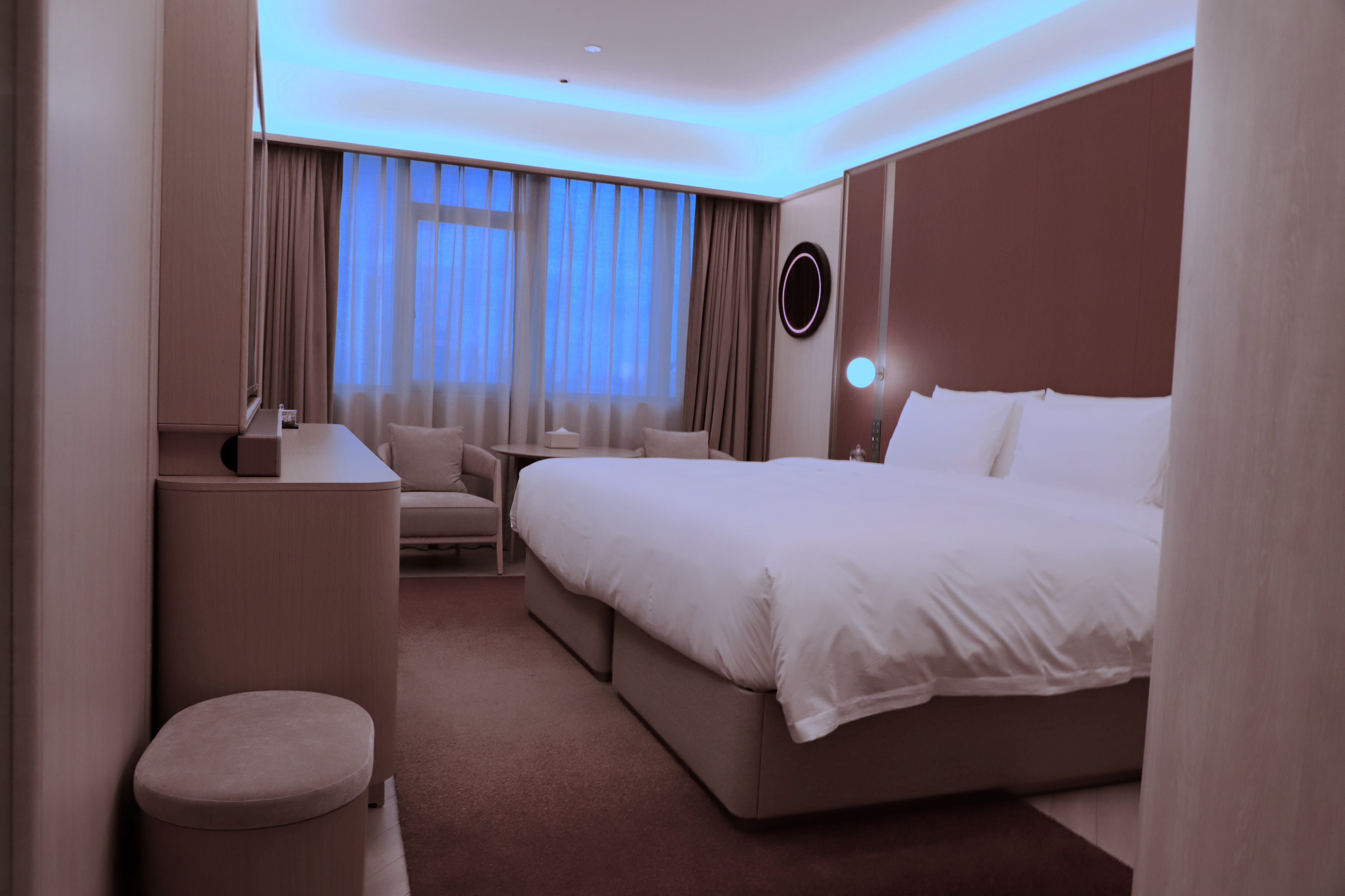 商务特大床房（香氛晶石+高清投屏+小冰箱+蓝牙音箱）