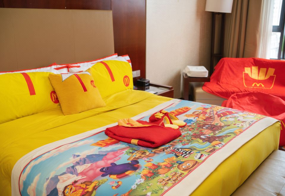 Renaissance Tianjin Lakeview HotelMcDonald’s Themed Double Bed Room