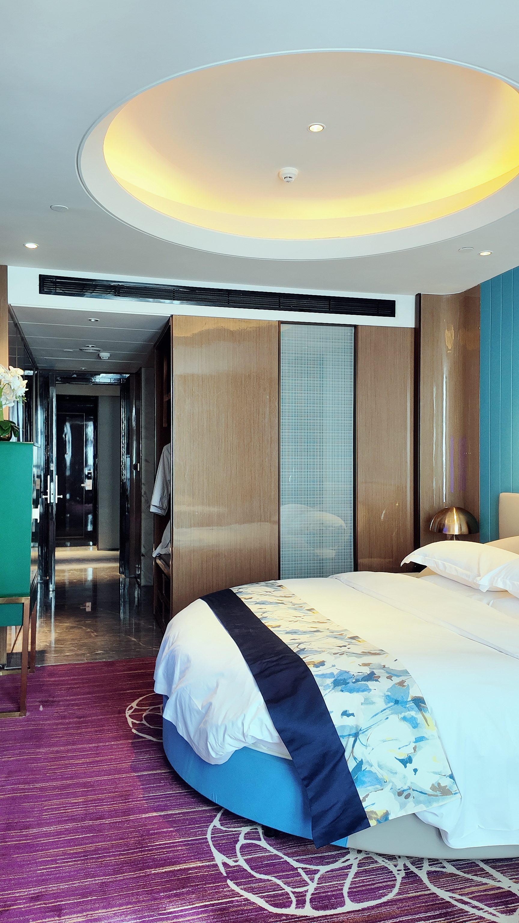 至尊行政大床房 【慕斯床垫+鸭绒被+记忆枕+远景浴缸】