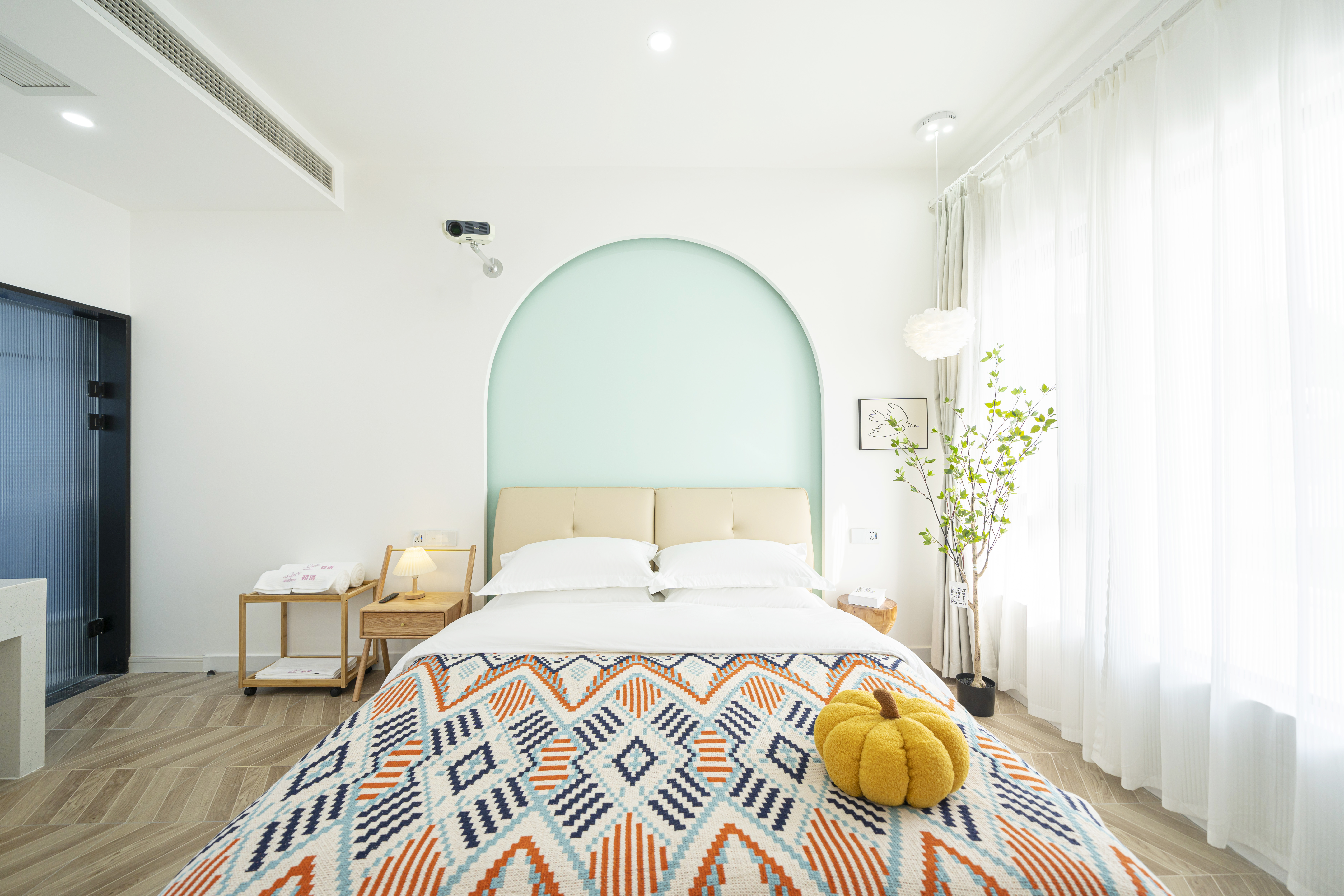 雅致温馨投影大床房