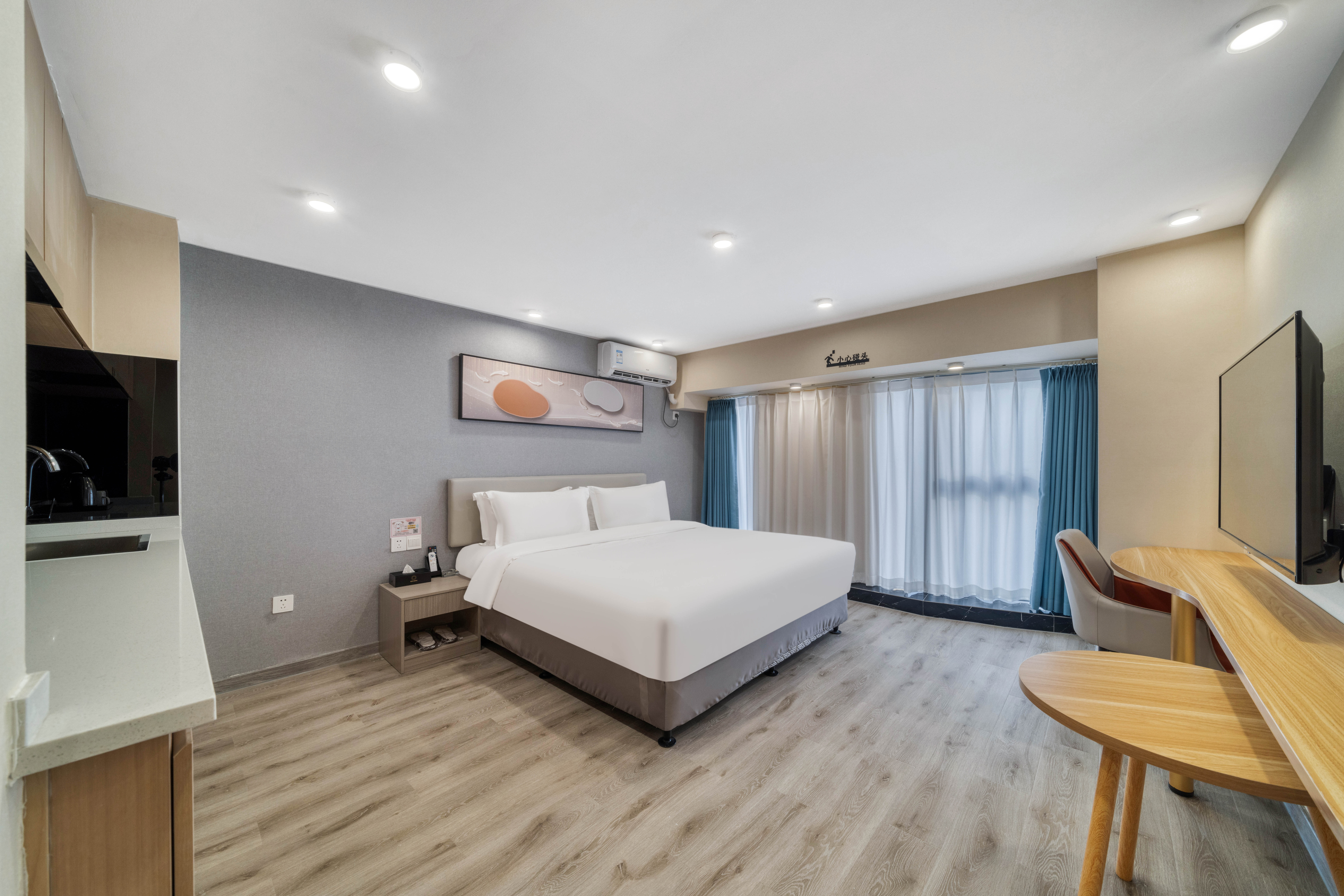 城景落地窗轻奢大床房