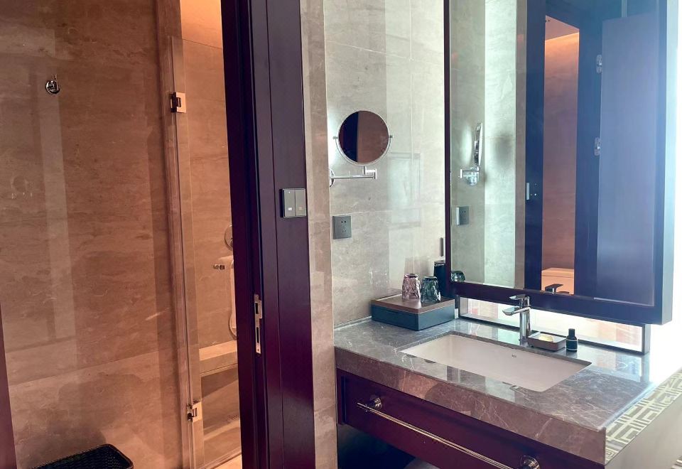 Century Huatian HotelExecutive Superior Queen Room