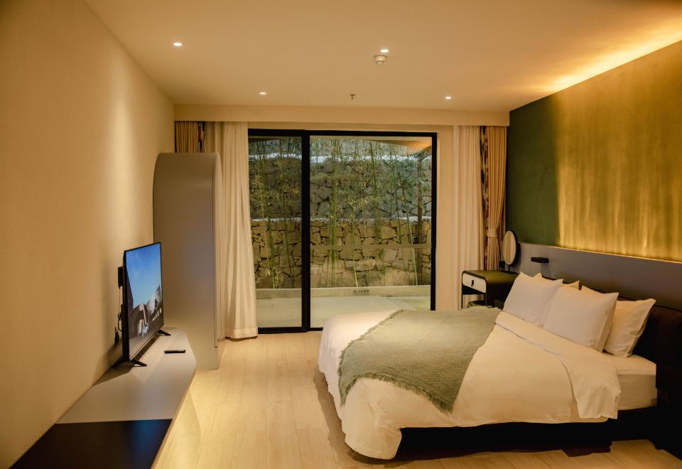 Zhi Resort BeijingOne-Bedroom Suite With Private Hot Spring