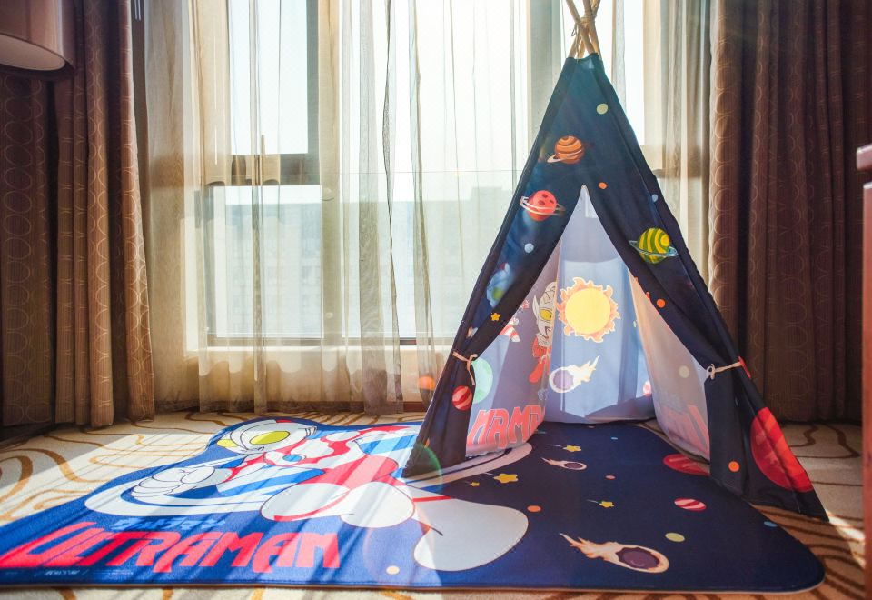 Holiday Inn Shanghai HongqiaoUltraman Theme Family Room