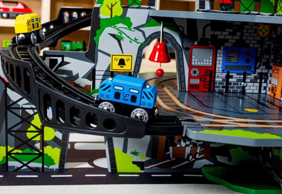 瑞吉尊贵豪华HAPE火车大世界主题玩具亲子客房