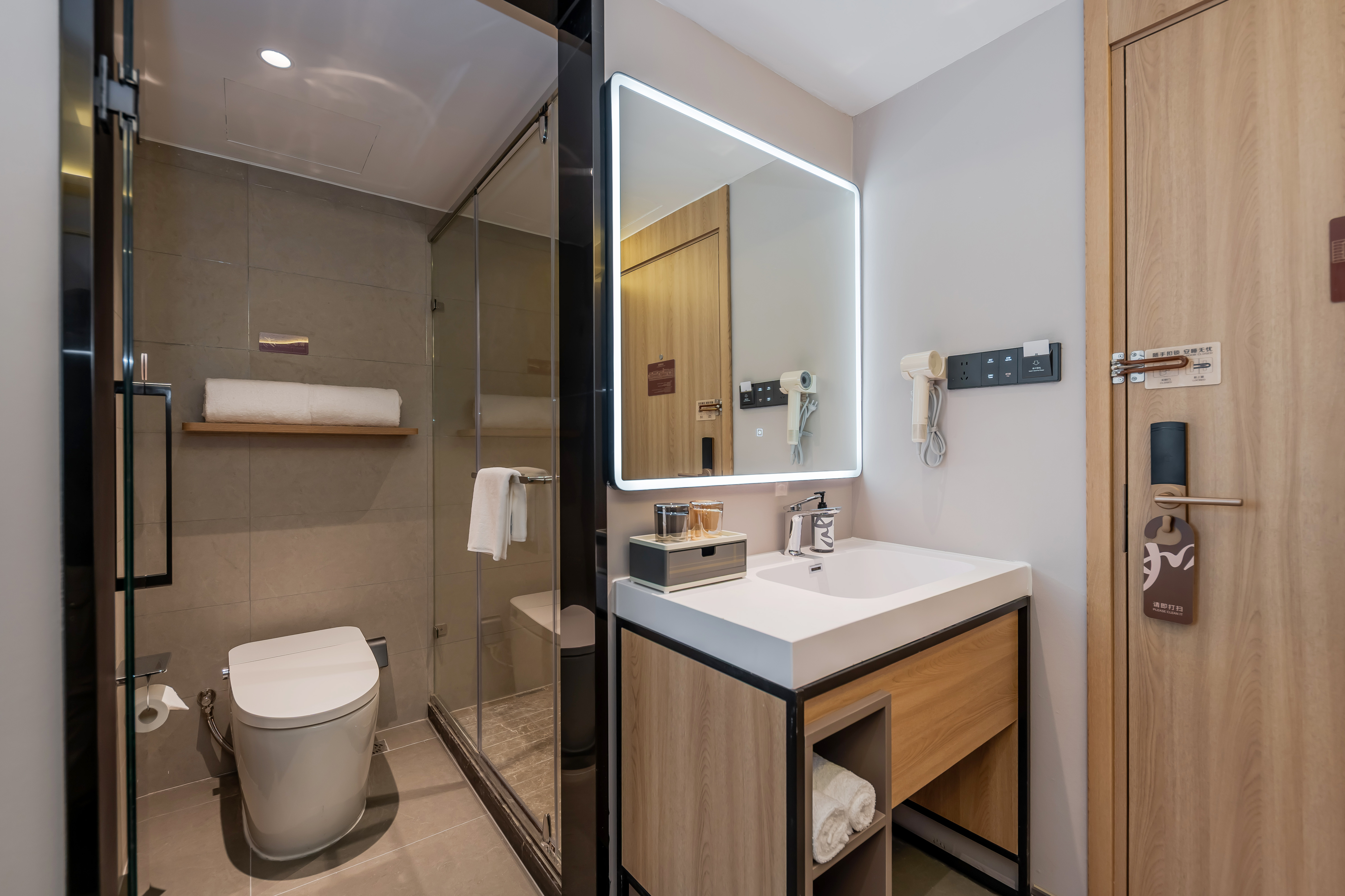 商务大床房（智能客控+手机投屏+徕芬吹风机）