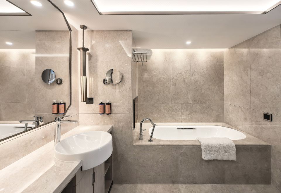 Beijing International HotelDeluxe King Bed Suite