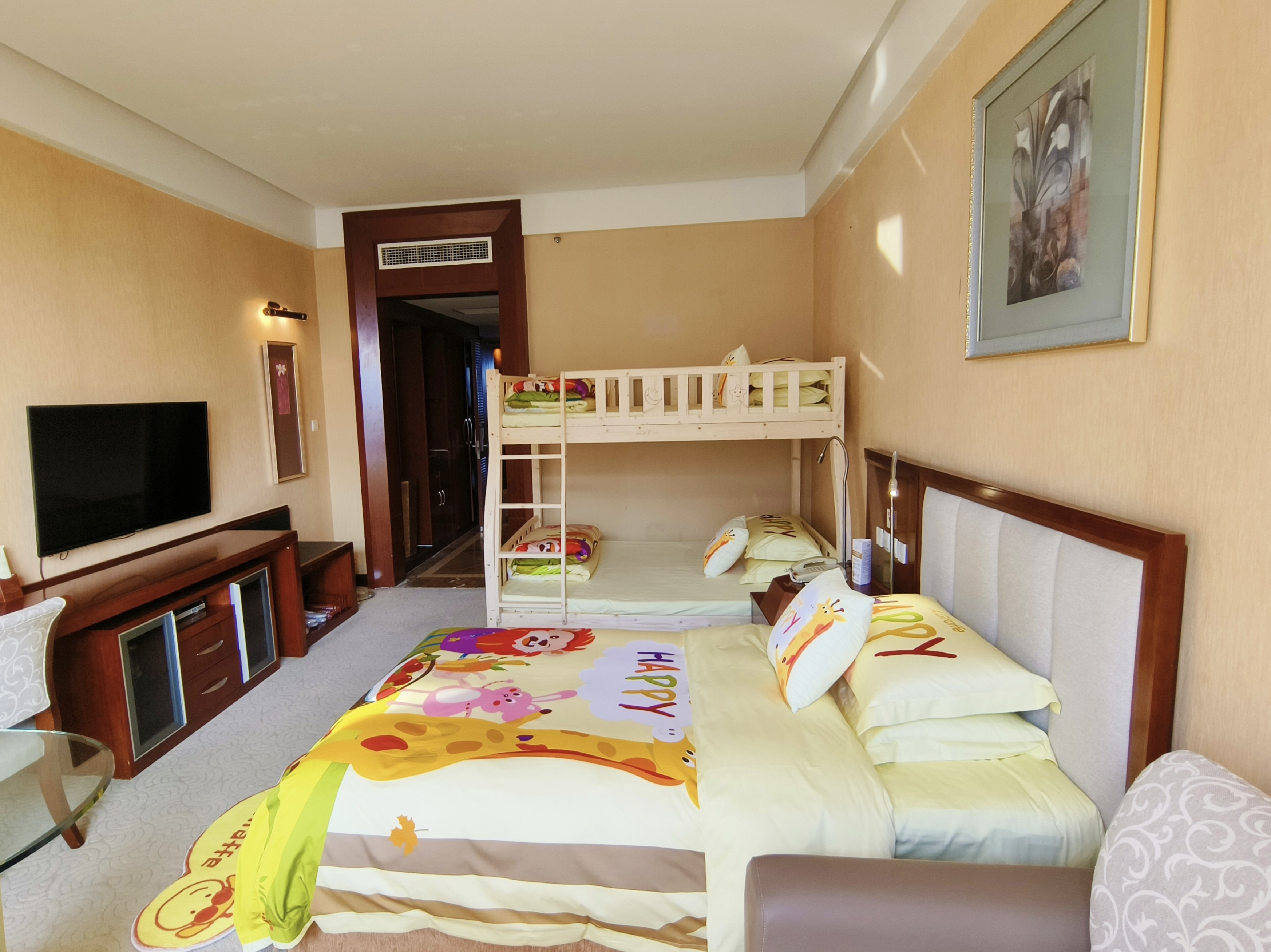 黄色主题亲子房