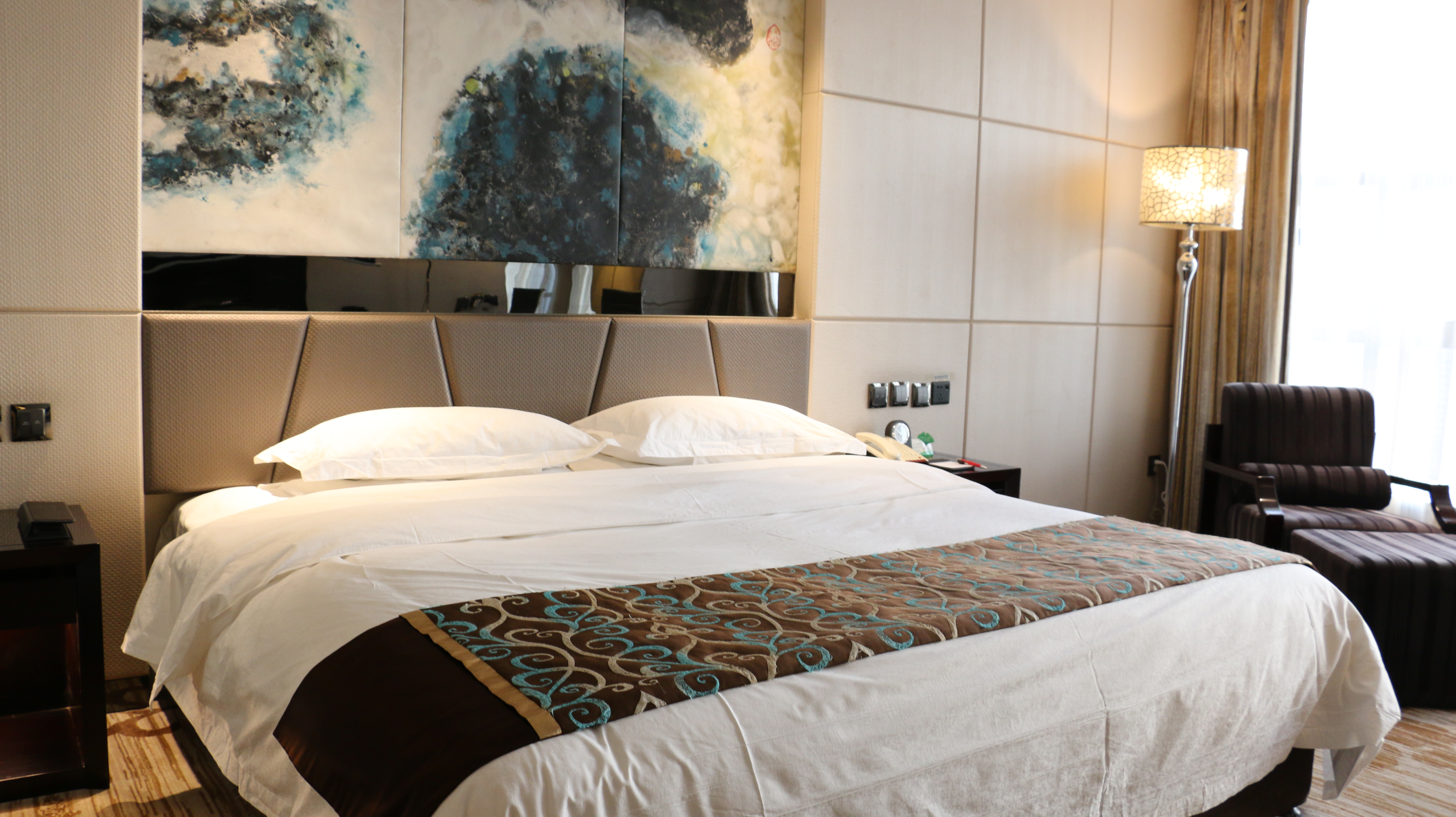 豪华影音大床房（120寸投影幕布+空气净化器）