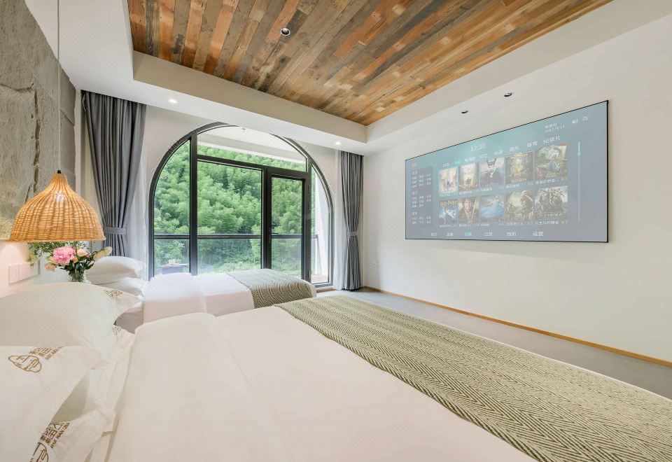 Featured Family Friendly Smart Suite - 1-Bedroom, Creek-View (2 Beds) (1 Living Room, Balcony, Kitchen, Fridge)
